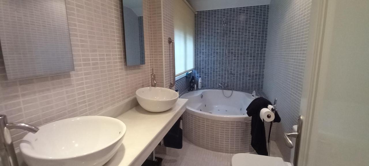 chalet de lujo con piscina, sauna y jacuzzi cerca del mar a media hora de bilbao y Santander El Puente  Exterior foto